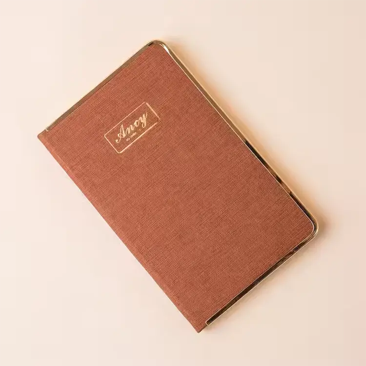 금속 가장자리 노트북